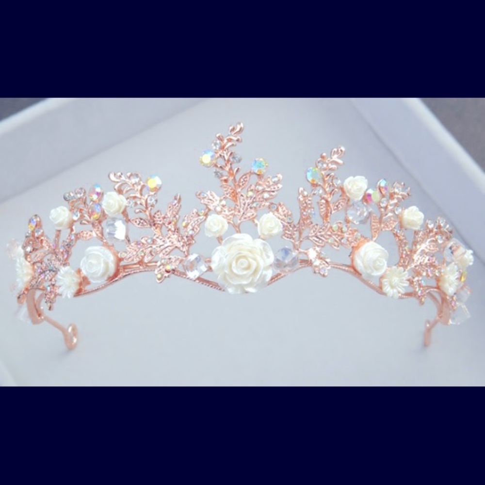 This crown was worn at my weddings it hasn’t been touched no marks or scratches